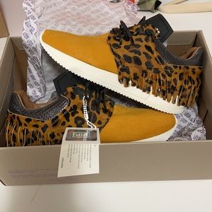 Esseutesse Leo Fringe Sneaker in Kayak